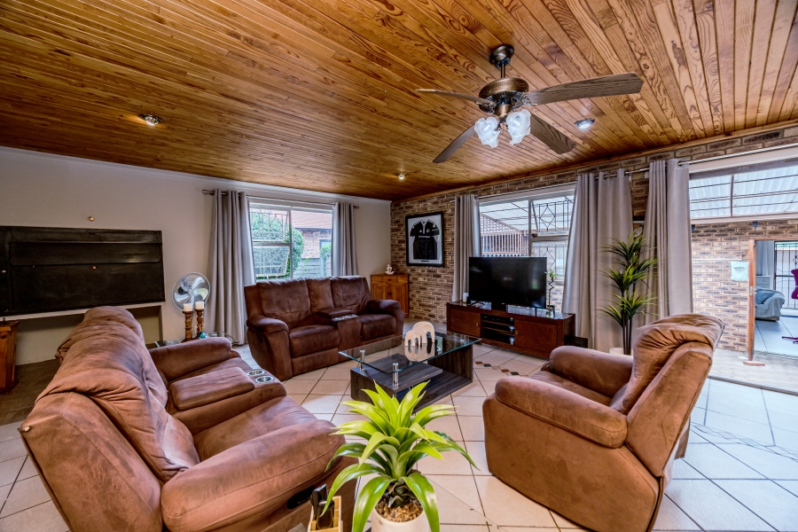 4 Bedroom Property for Sale in Helderkruin Gauteng