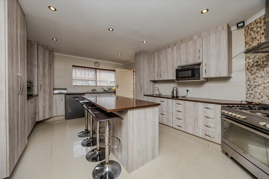 4 Bedroom Property for Sale in Helderkruin Gauteng