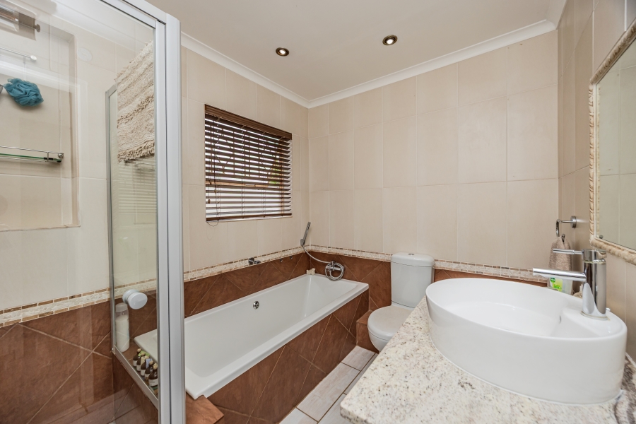 4 Bedroom Property for Sale in Helderkruin Gauteng