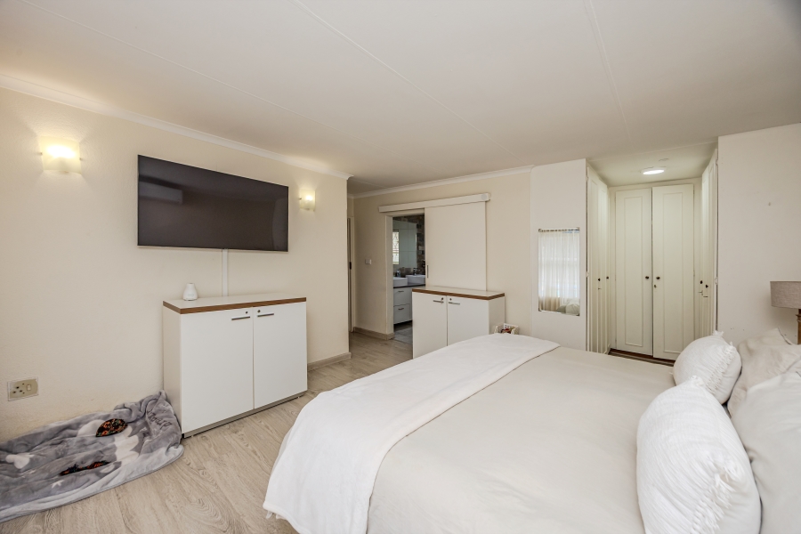 4 Bedroom Property for Sale in Helderkruin Gauteng