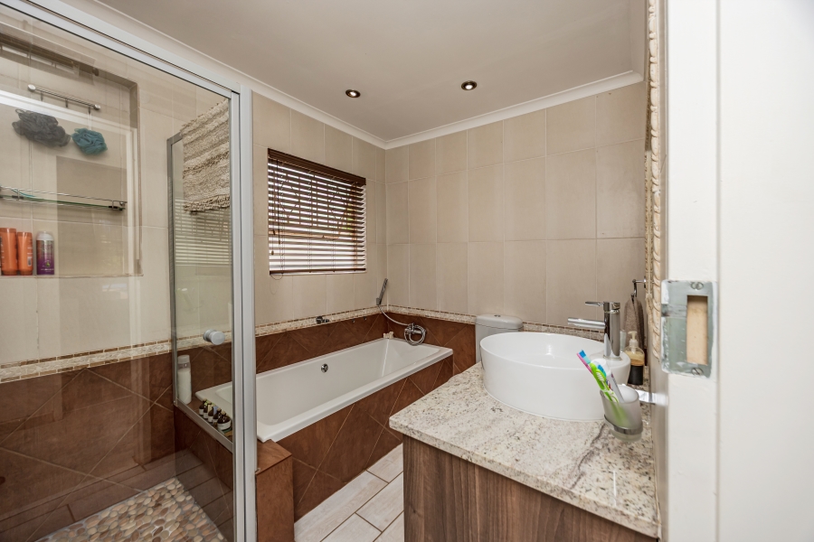 4 Bedroom Property for Sale in Helderkruin Gauteng