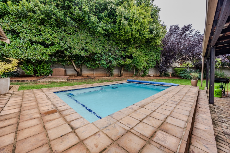 4 Bedroom Property for Sale in Helderkruin Gauteng