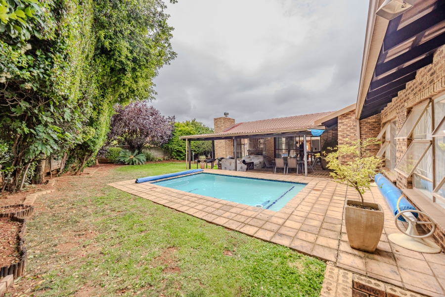 4 Bedroom Property for Sale in Helderkruin Gauteng