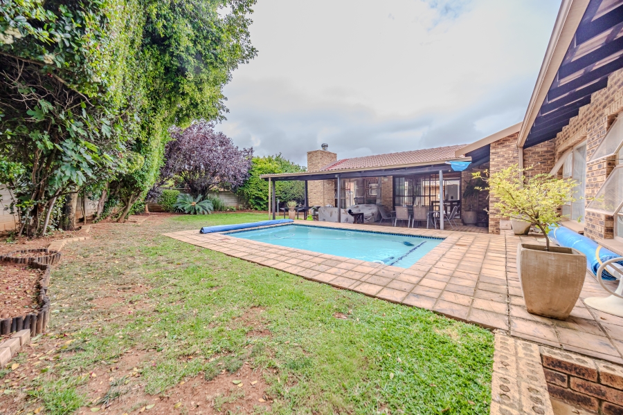 4 Bedroom Property for Sale in Helderkruin Gauteng
