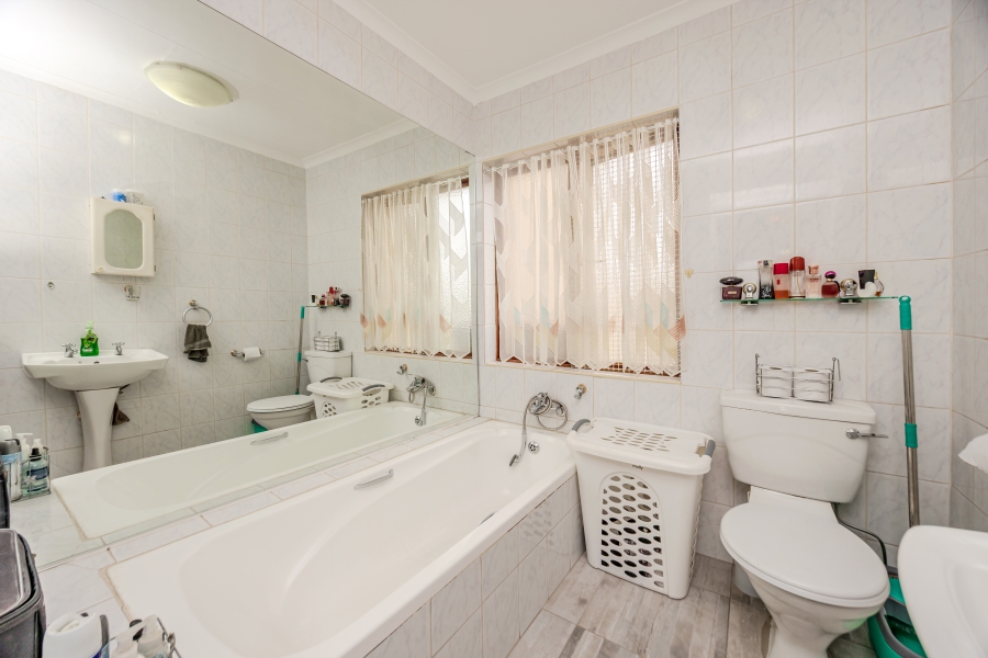 2 Bedroom Property for Sale in Helderkruin Gauteng