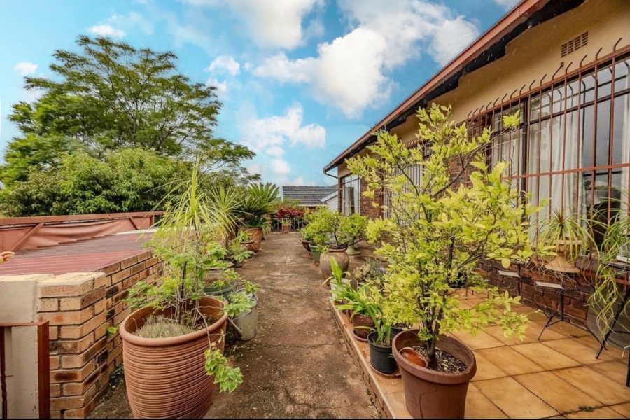 4 Bedroom Property for Sale in Wilro Park Gauteng