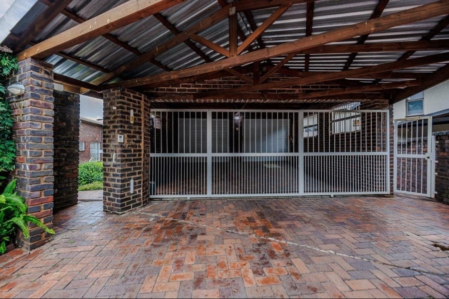 4 Bedroom Property for Sale in Kloofendal Gauteng