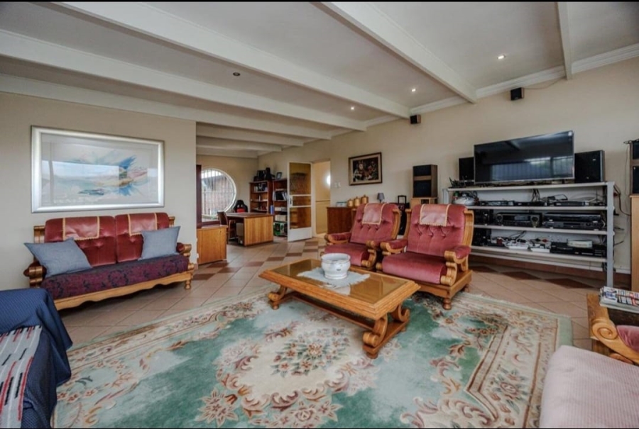 4 Bedroom Property for Sale in Kloofendal Gauteng