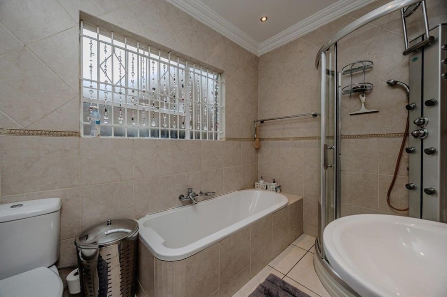 4 Bedroom Property for Sale in Kloofendal Gauteng