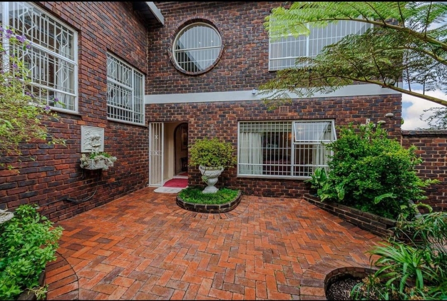 4 Bedroom Property for Sale in Kloofendal Gauteng