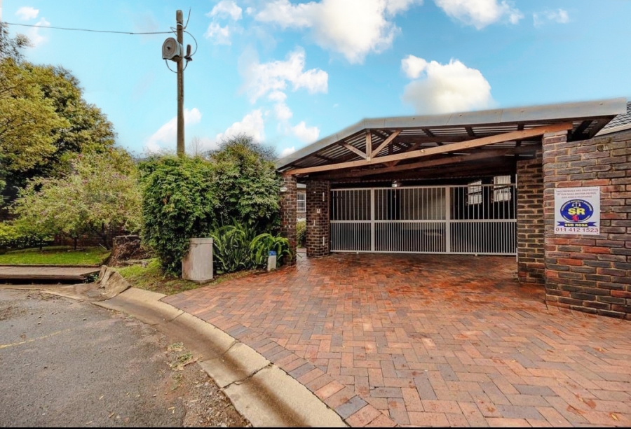 4 Bedroom Property for Sale in Kloofendal Gauteng