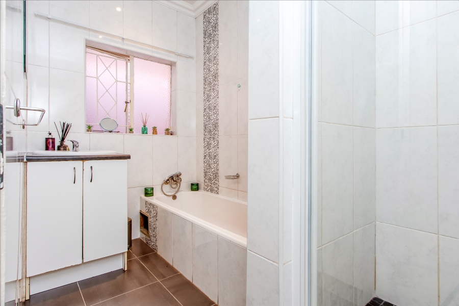 2 Bedroom Property for Sale in Blairgowrie Gauteng