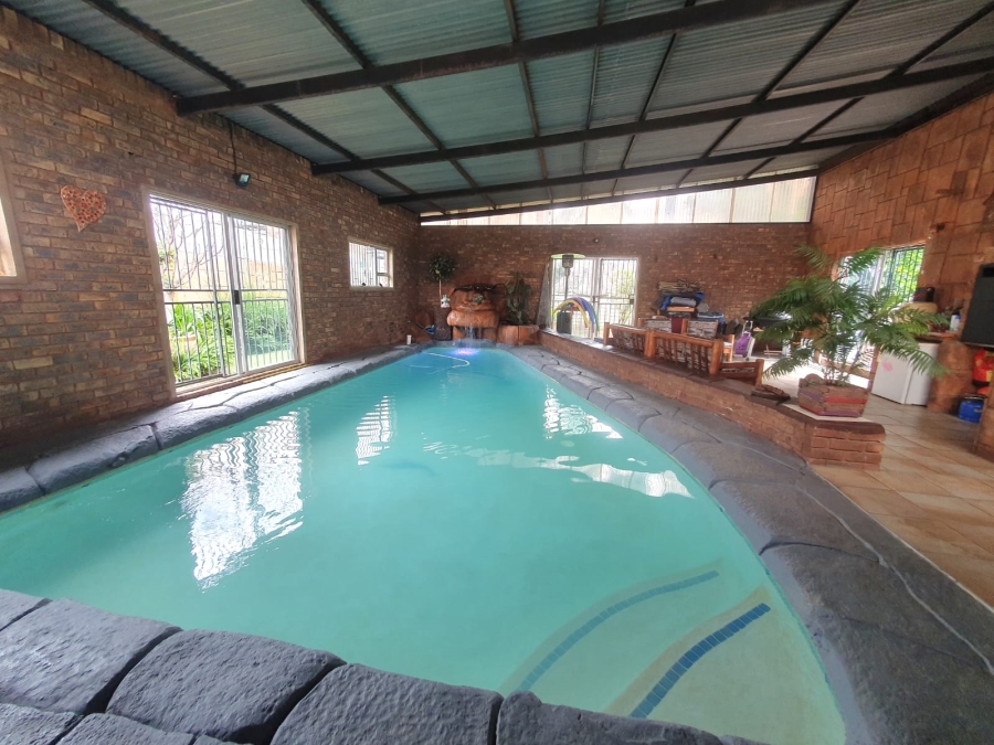 6 Bedroom Property for Sale in Tileba Gauteng