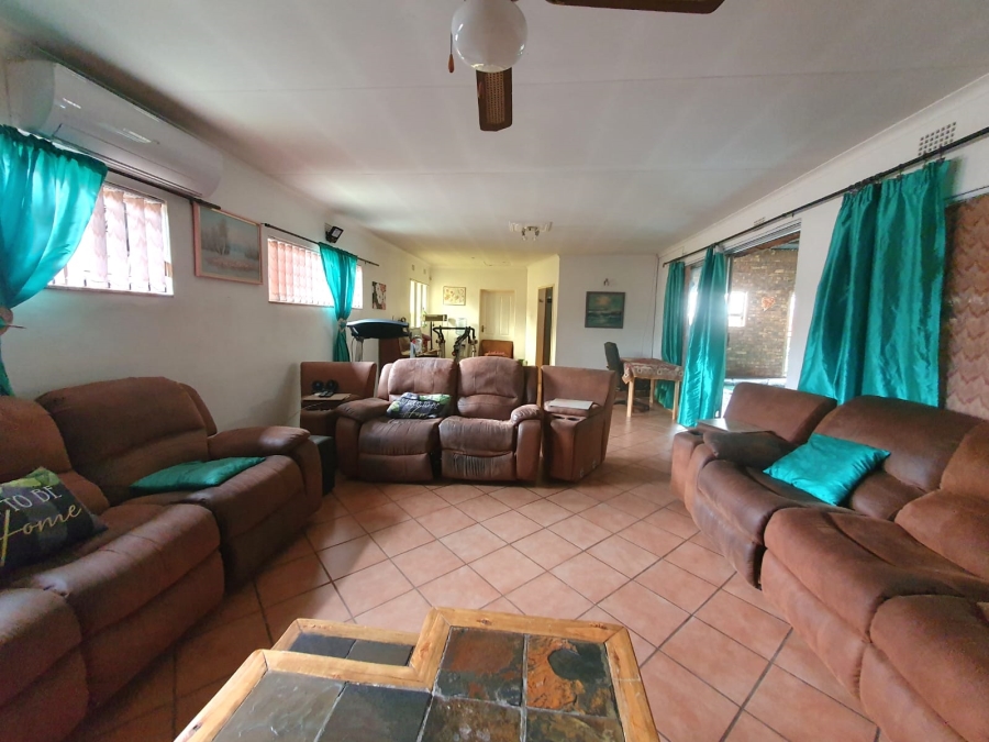 6 Bedroom Property for Sale in Tileba Gauteng