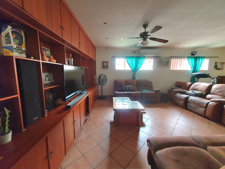 6 Bedroom Property for Sale in Tileba Gauteng