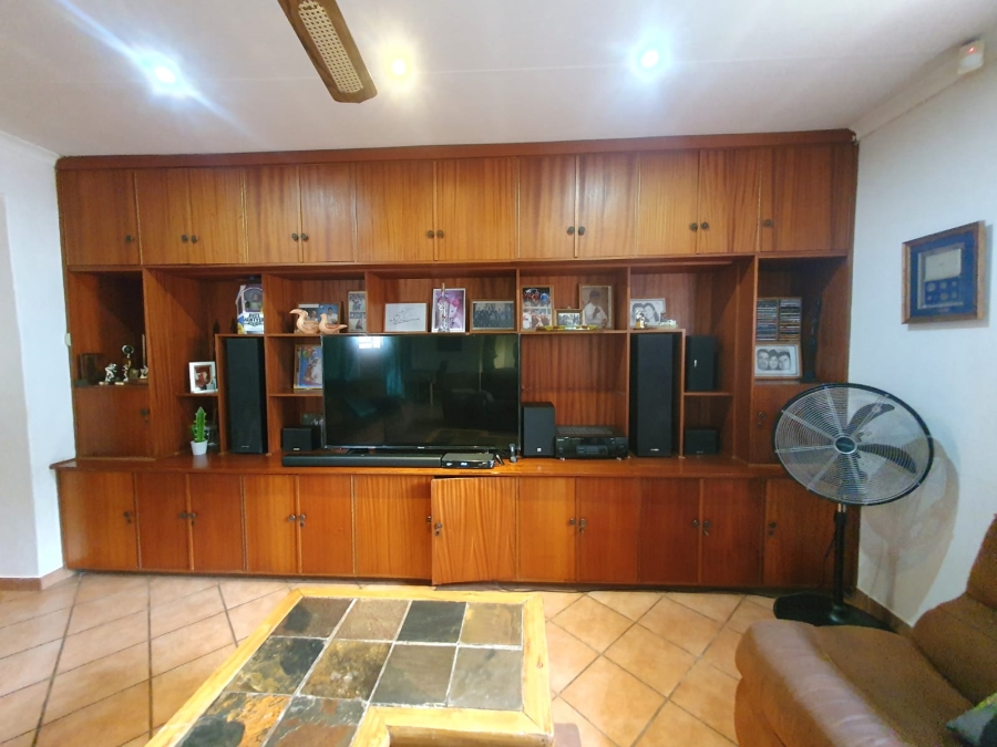 6 Bedroom Property for Sale in Tileba Gauteng