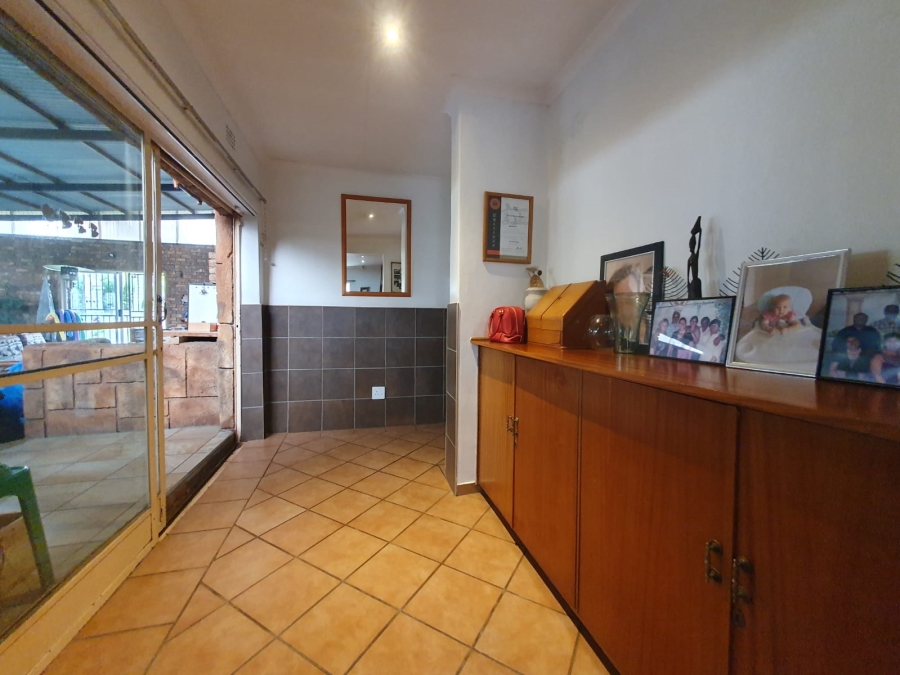 6 Bedroom Property for Sale in Tileba Gauteng