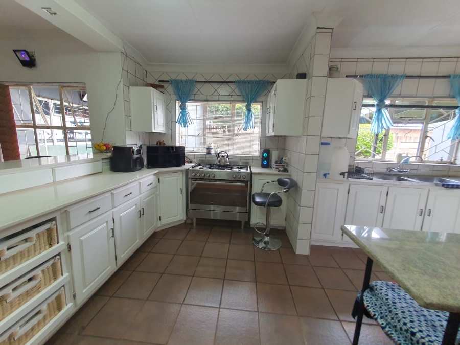 6 Bedroom Property for Sale in Tileba Gauteng