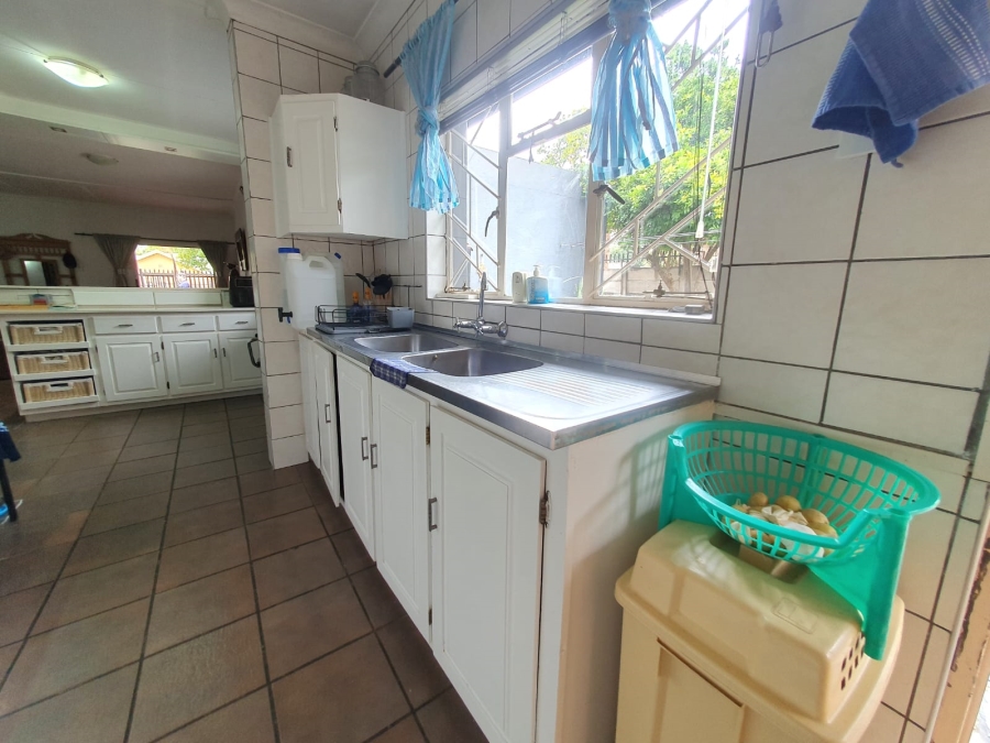 6 Bedroom Property for Sale in Tileba Gauteng
