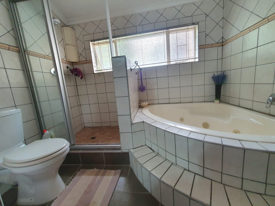 6 Bedroom Property for Sale in Tileba Gauteng