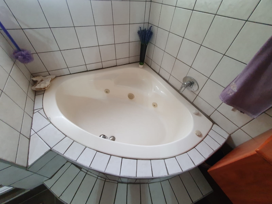 6 Bedroom Property for Sale in Tileba Gauteng