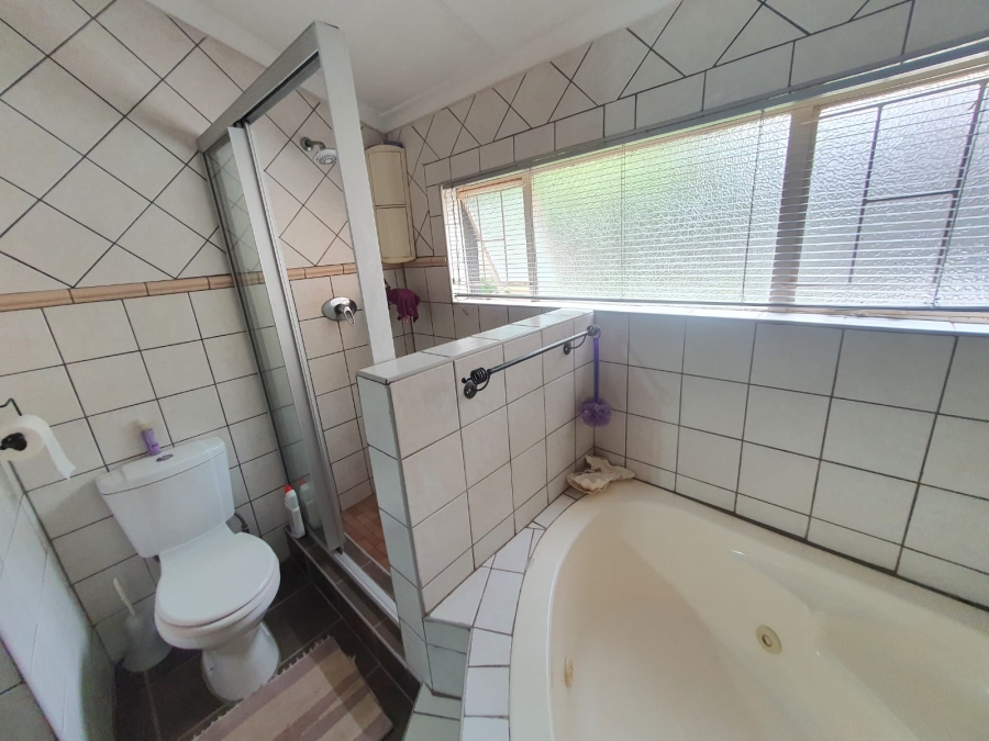 6 Bedroom Property for Sale in Tileba Gauteng