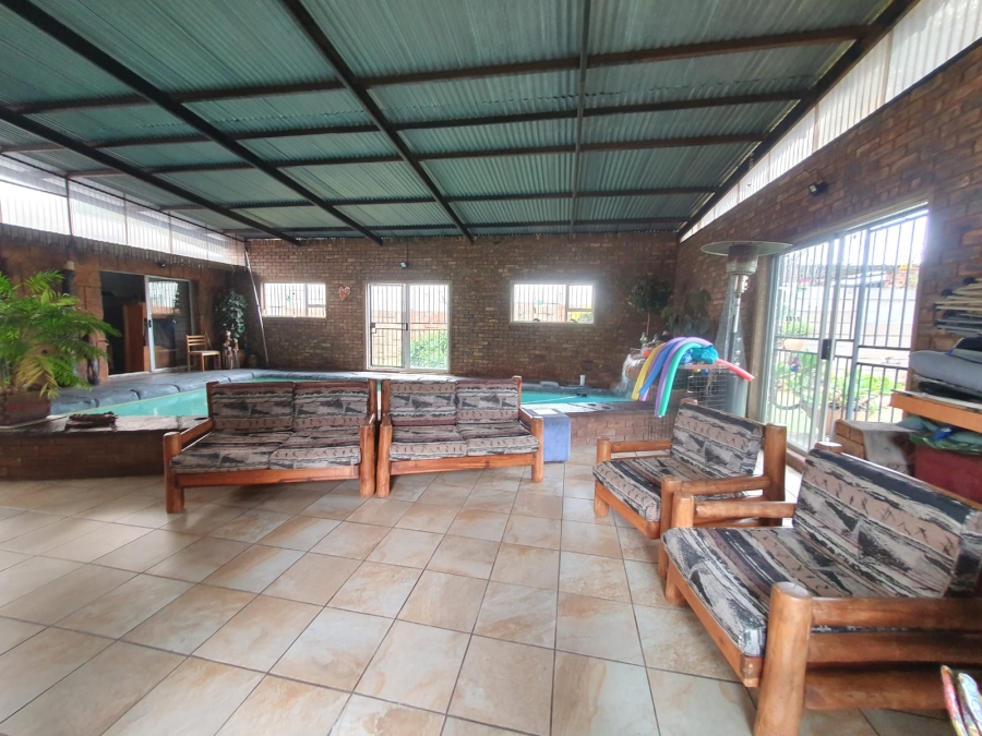 6 Bedroom Property for Sale in Tileba Gauteng
