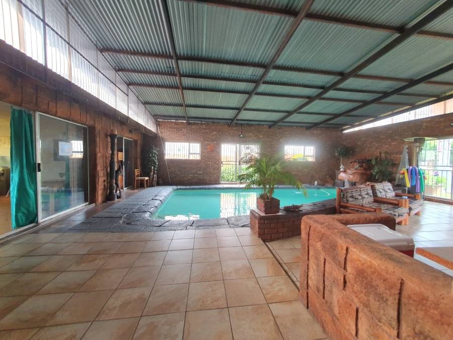 6 Bedroom Property for Sale in Tileba Gauteng