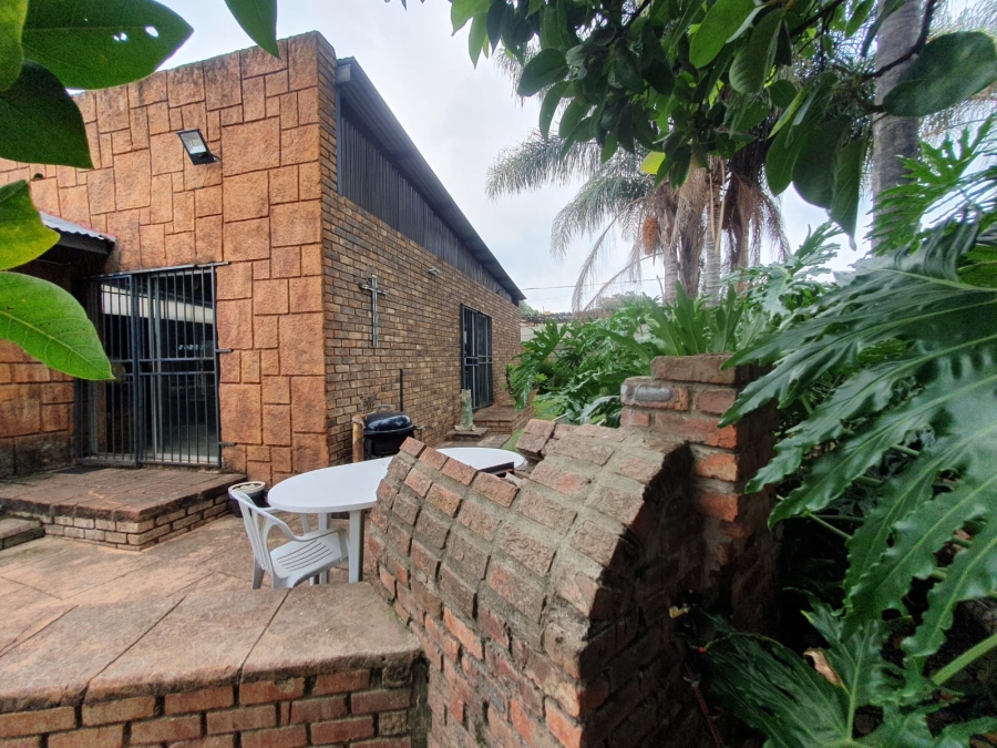 6 Bedroom Property for Sale in Tileba Gauteng