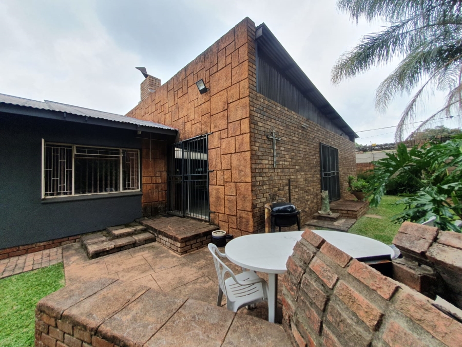 6 Bedroom Property for Sale in Tileba Gauteng