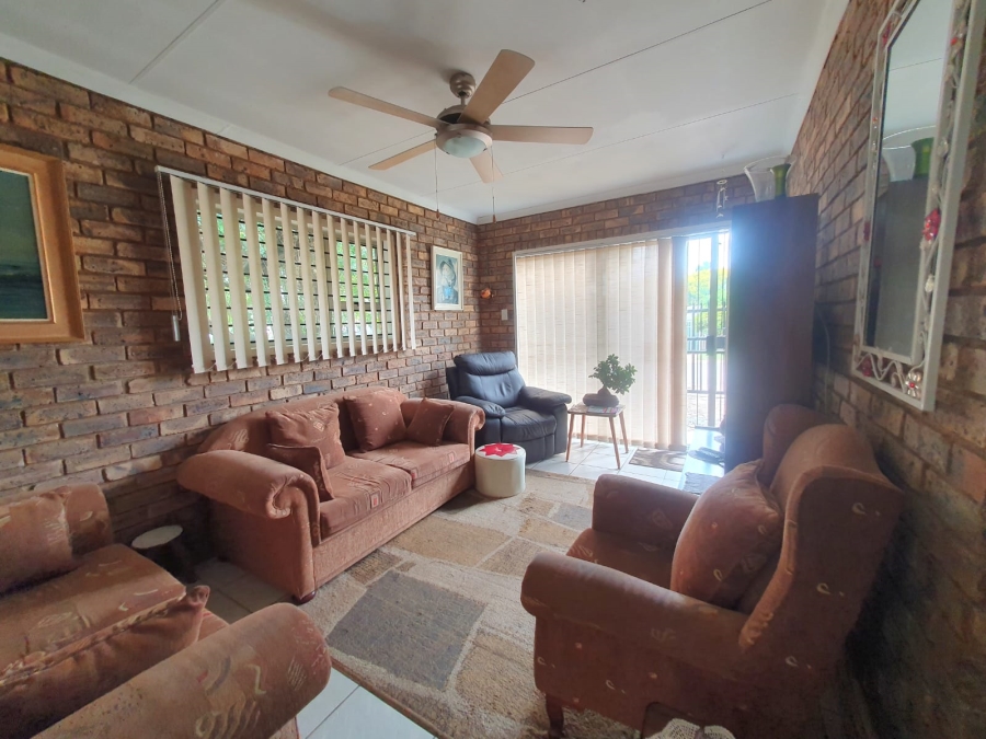 6 Bedroom Property for Sale in Tileba Gauteng