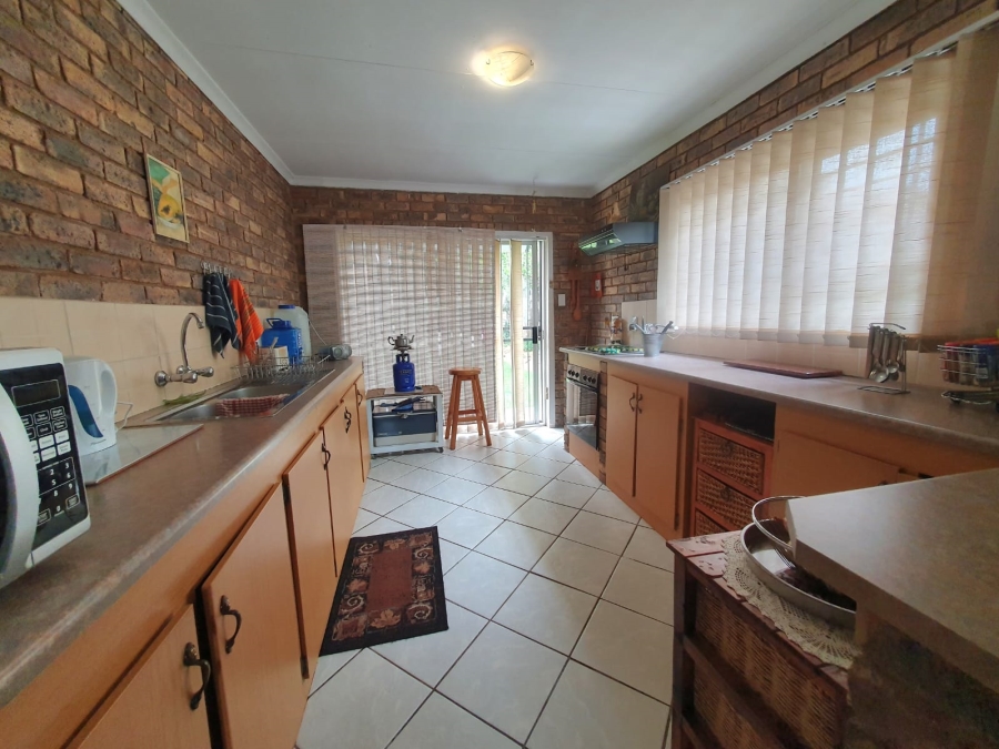 6 Bedroom Property for Sale in Tileba Gauteng