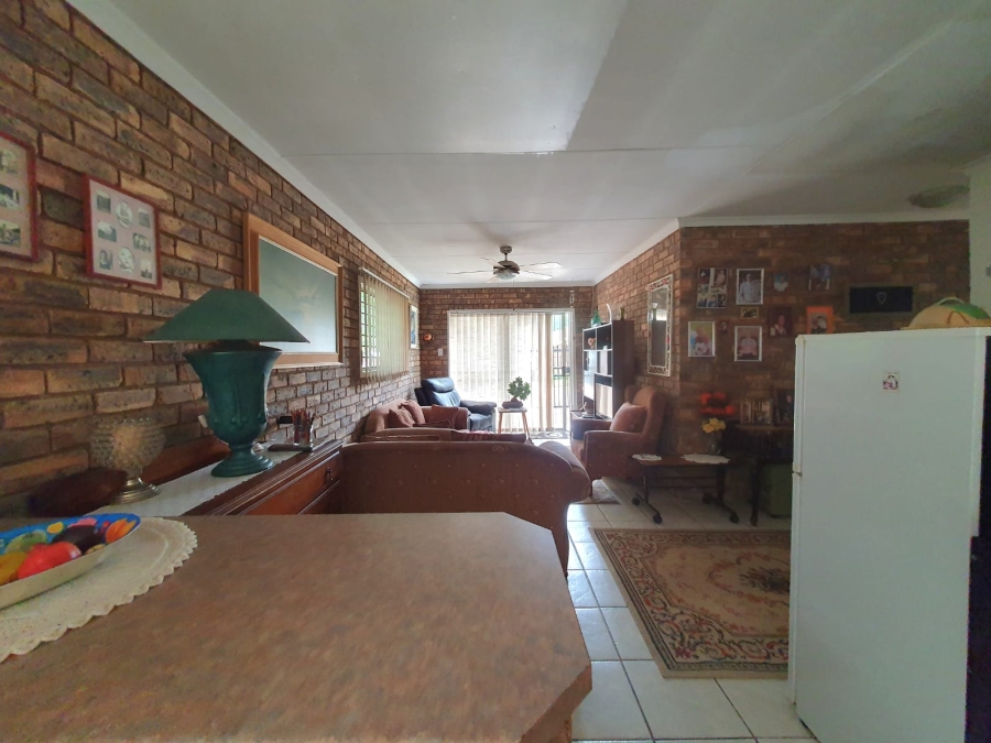 6 Bedroom Property for Sale in Tileba Gauteng