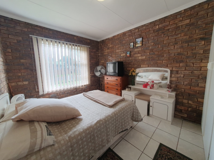 6 Bedroom Property for Sale in Tileba Gauteng