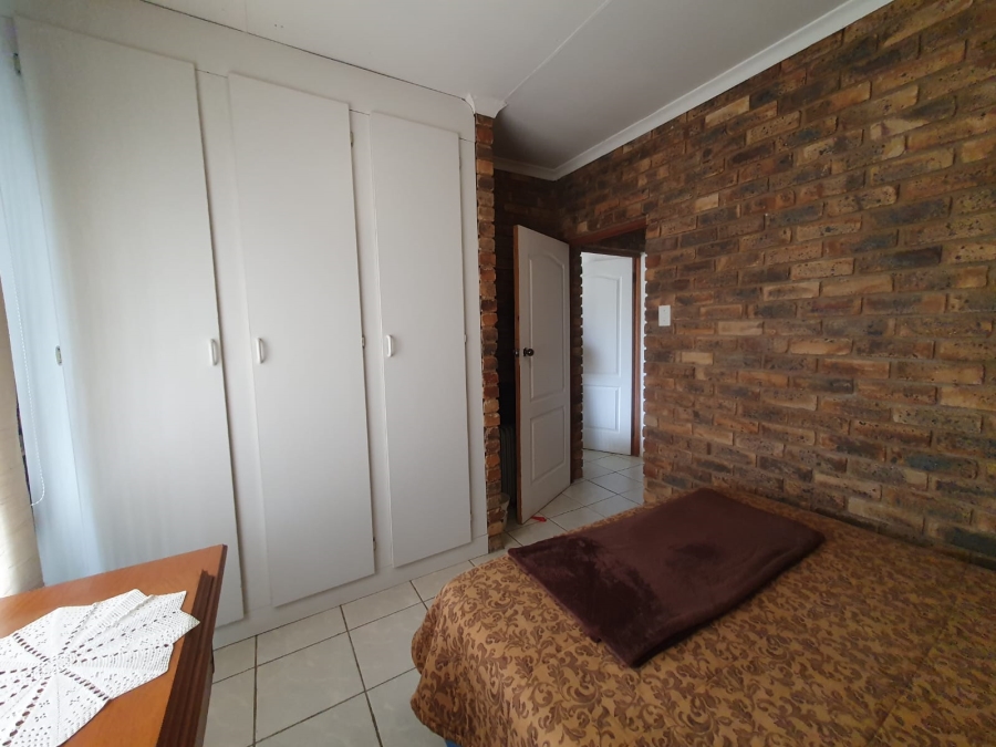 6 Bedroom Property for Sale in Tileba Gauteng