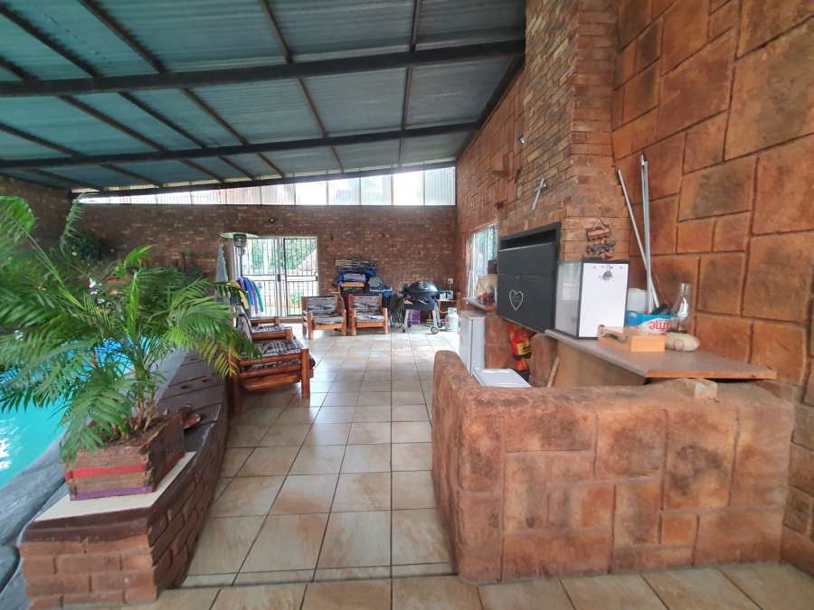 6 Bedroom Property for Sale in Tileba Gauteng