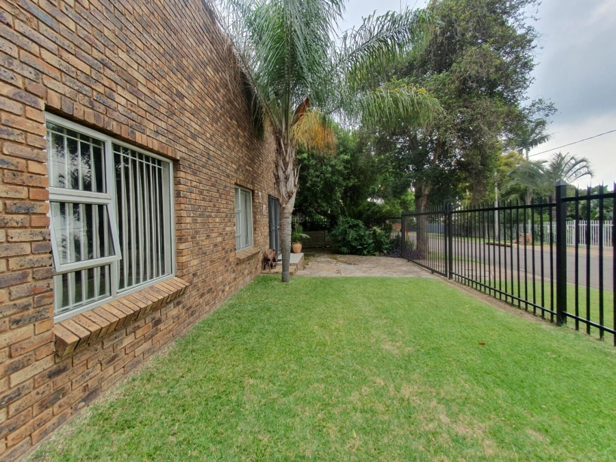 6 Bedroom Property for Sale in Tileba Gauteng