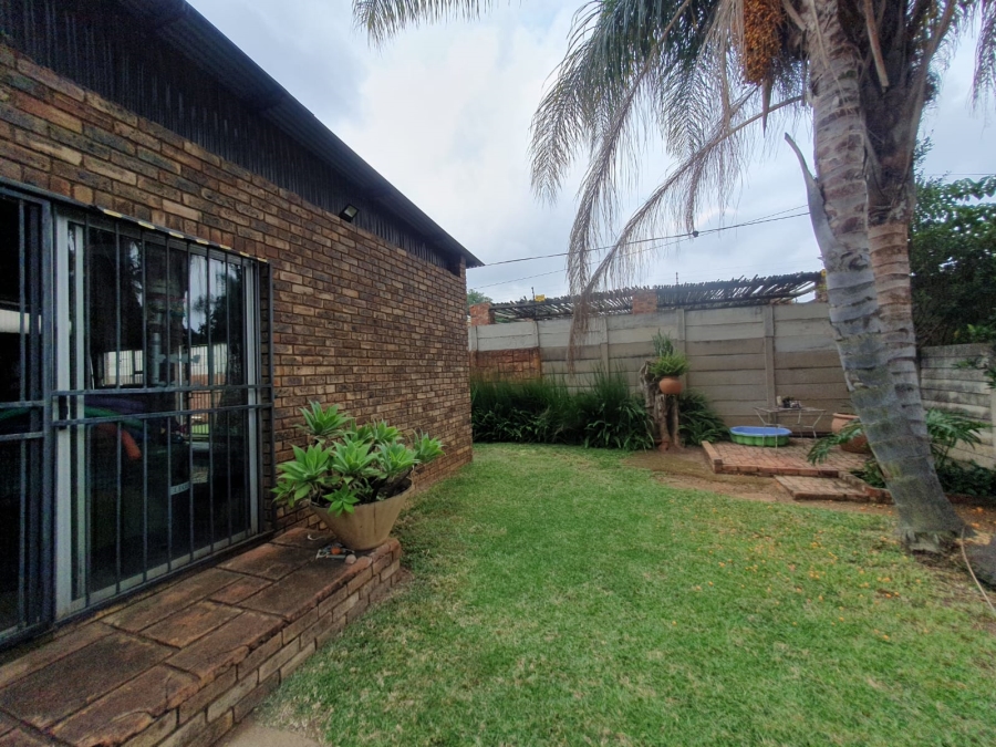 6 Bedroom Property for Sale in Tileba Gauteng