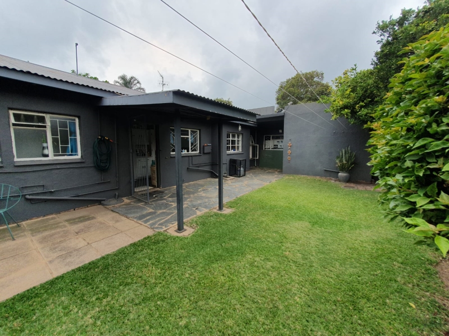 6 Bedroom Property for Sale in Tileba Gauteng