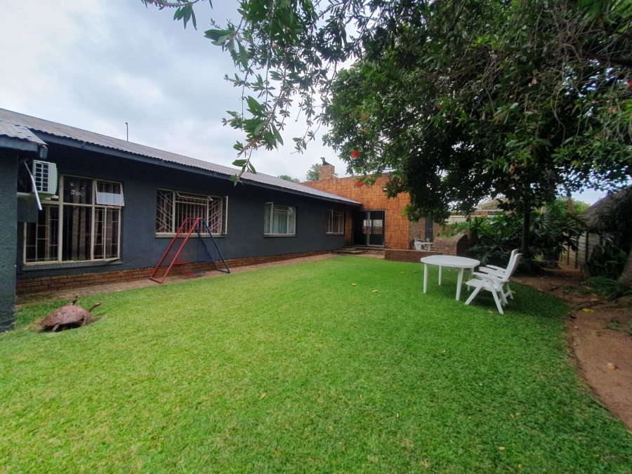 6 Bedroom Property for Sale in Tileba Gauteng