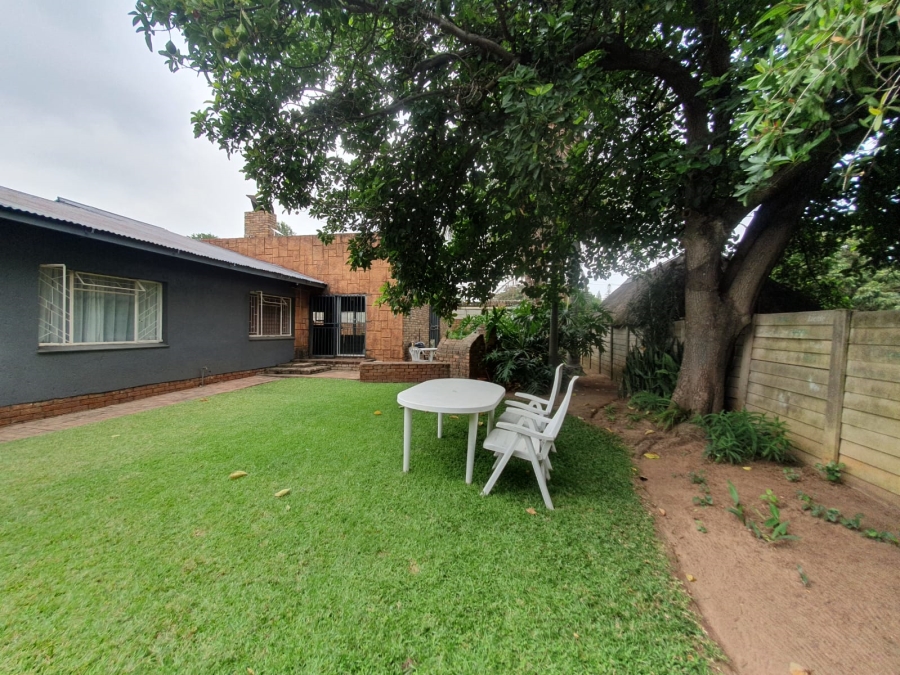 6 Bedroom Property for Sale in Tileba Gauteng