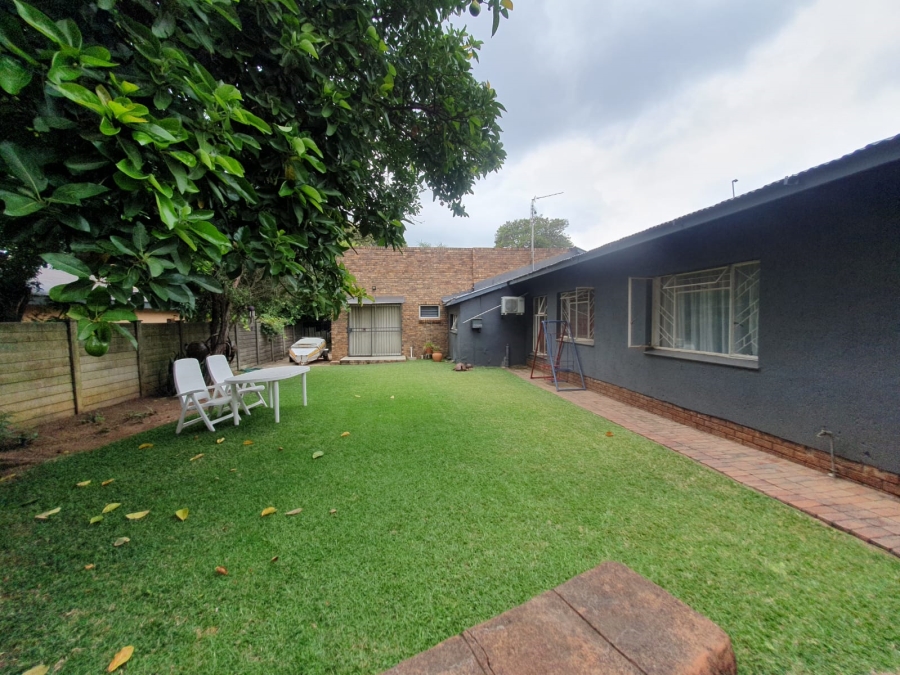 6 Bedroom Property for Sale in Tileba Gauteng