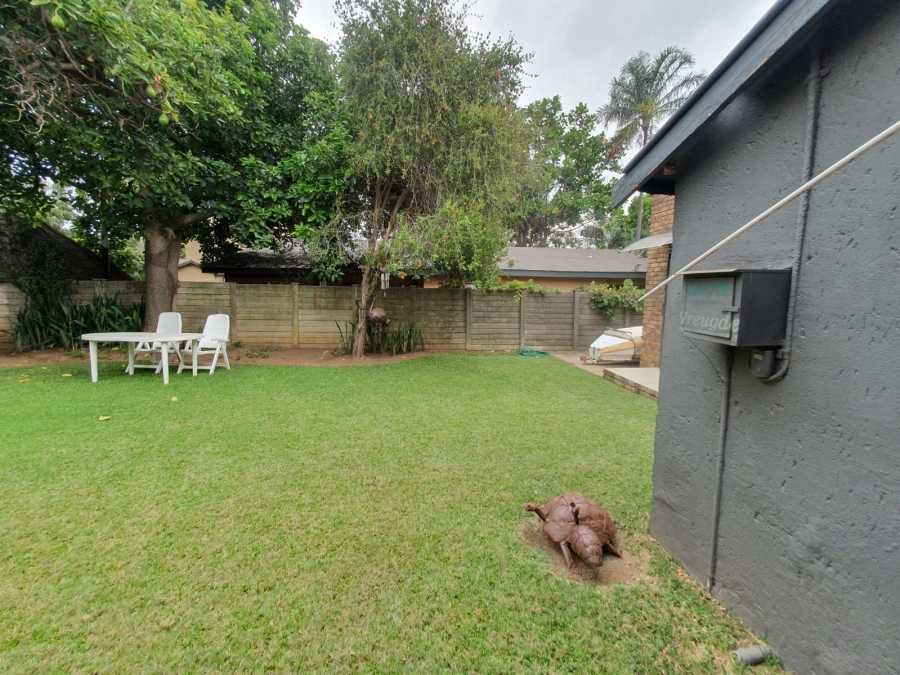 6 Bedroom Property for Sale in Tileba Gauteng