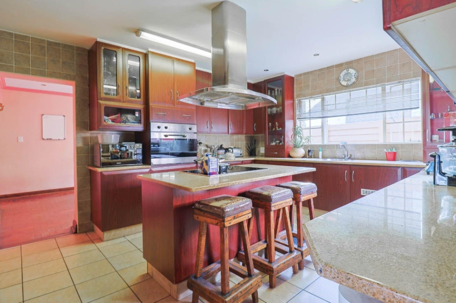 6 Bedroom Property for Sale in Brackendowns Gauteng