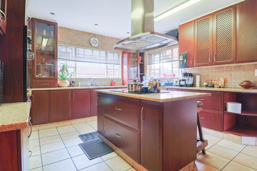 6 Bedroom Property for Sale in Brackendowns Gauteng