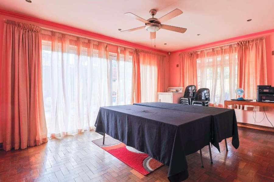 6 Bedroom Property for Sale in Brackendowns Gauteng