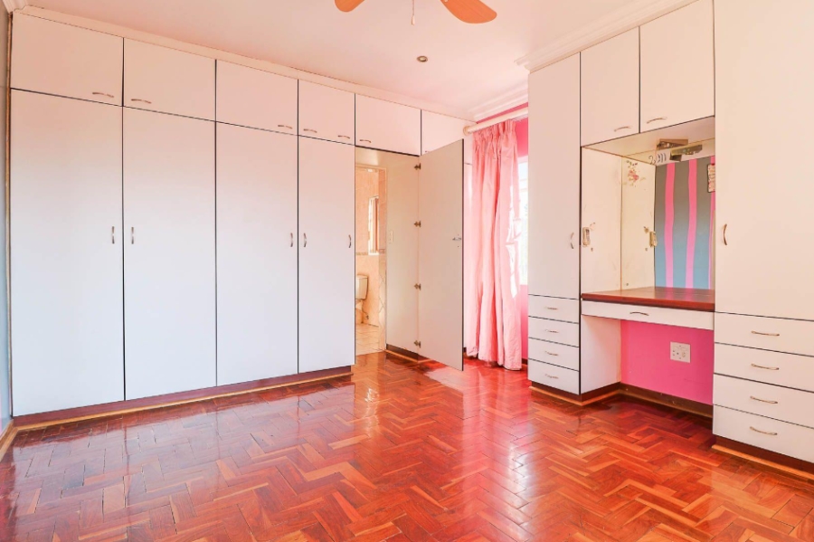 6 Bedroom Property for Sale in Brackendowns Gauteng