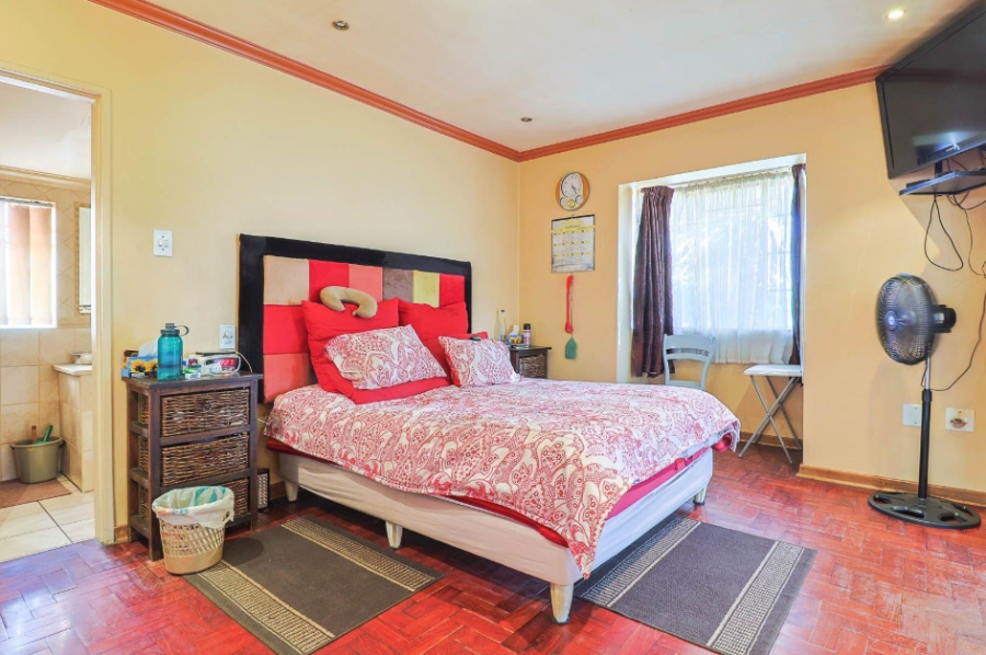 6 Bedroom Property for Sale in Brackendowns Gauteng