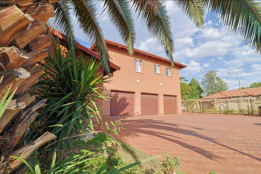 6 Bedroom Property for Sale in Brackendowns Gauteng