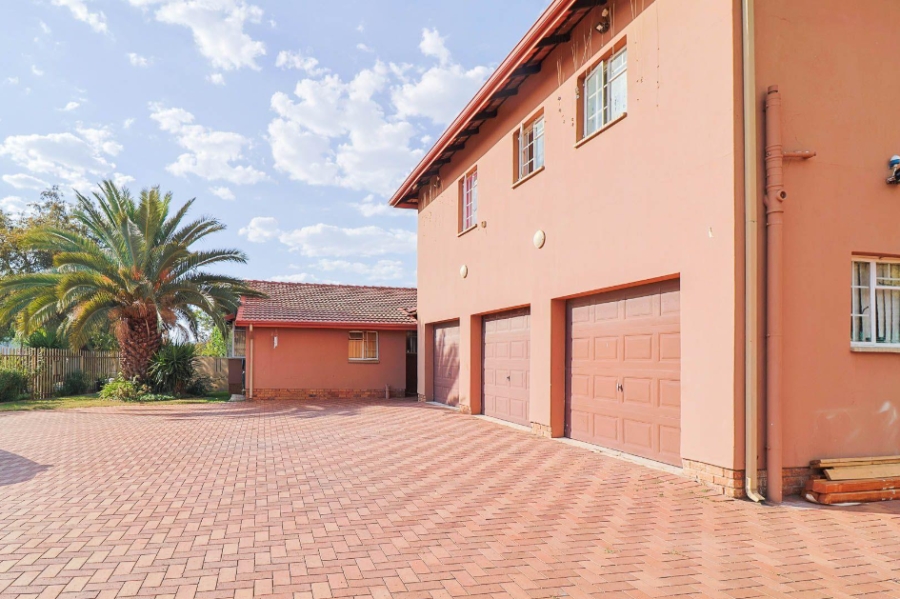 6 Bedroom Property for Sale in Brackendowns Gauteng